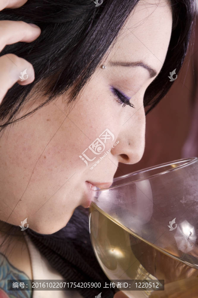 坐在沙發(fā)上的女人