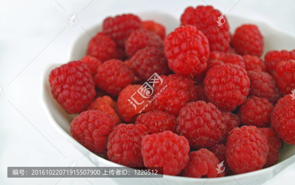覆盆子特寫一碗白