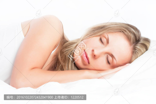 年輕的女孩睡