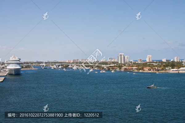 郵輪上的藍(lán)水附近的吊橋