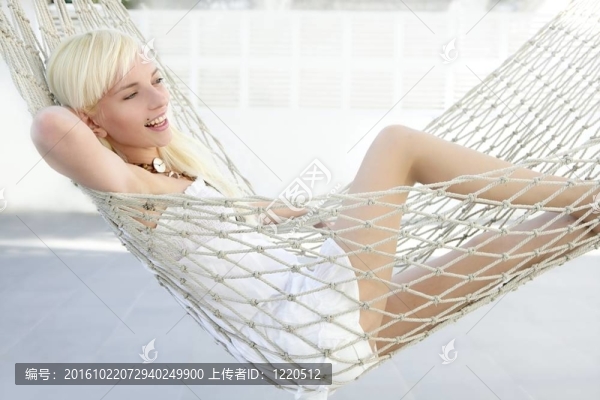 美麗的金發(fā)少女放松吊床簡(jiǎn)介