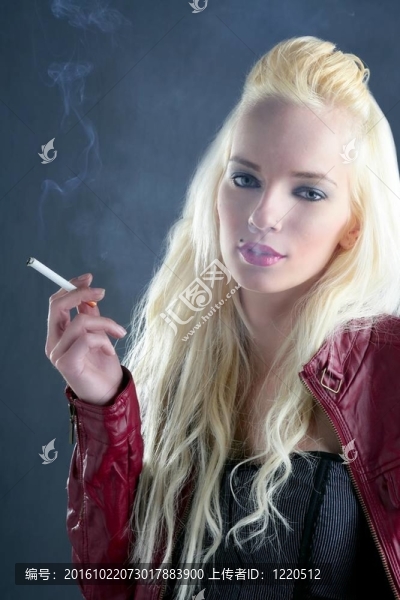 金發(fā)女孩吸煙的年輕時(shí)尚垃圾背景