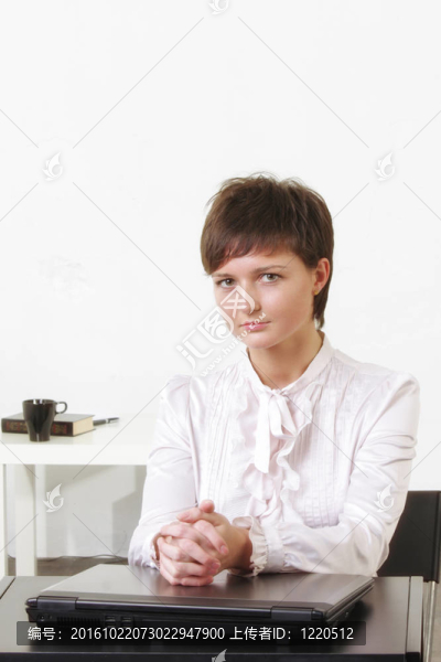 嚴(yán)肅的女人
