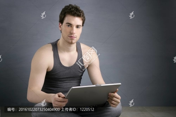 英俊的學生年輕人坐在工作筆記本電腦