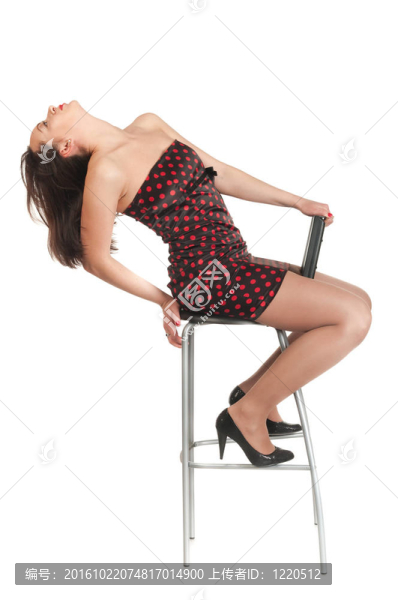 美麗的白色女孩穿著連衣裙和凳子