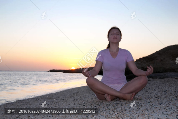 女孩做瑜伽反對日落