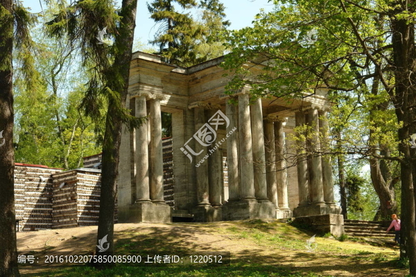 在加特契納公園古色古香的柱廊
