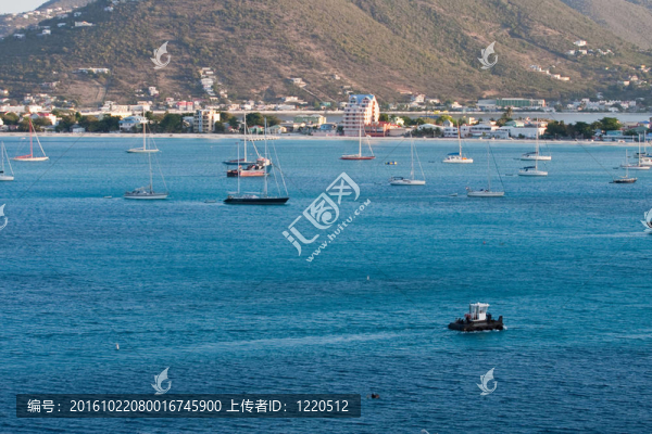 在熱帶島嶼海岸拋錨的船只