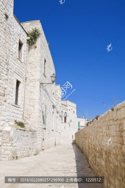 在舊城區(qū)的小巷Giovinazzo。Apulia。