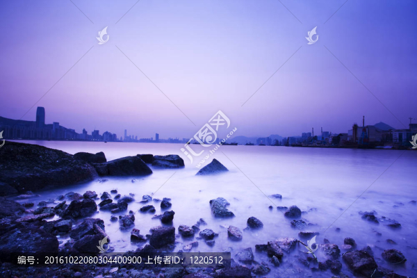 它是巖石海岸的風(fēng)景和美麗的云。它是巖石海岸的風(fēng)景和美麗的云。