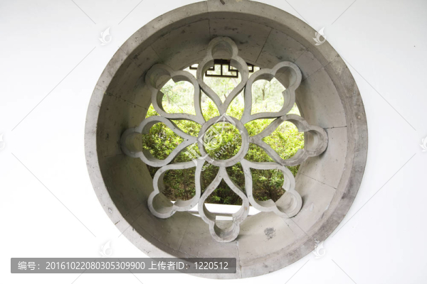 有樹和植物的寬中國(guó)式花園