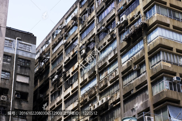 這是一堆廢棄的工業(yè)建筑