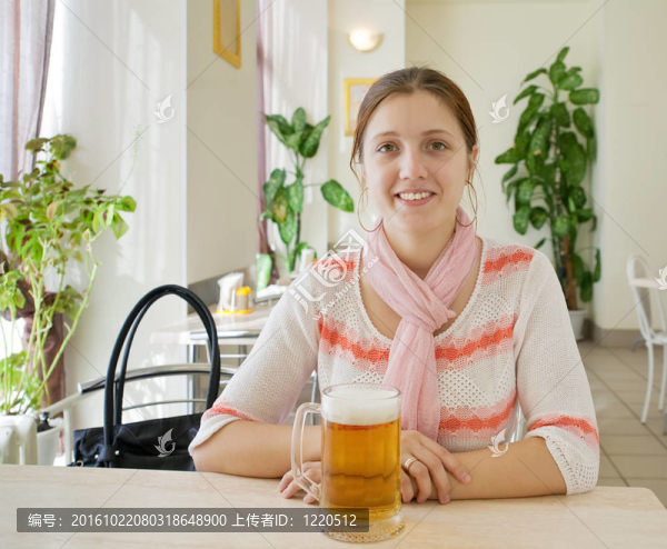 女人和啤酒
