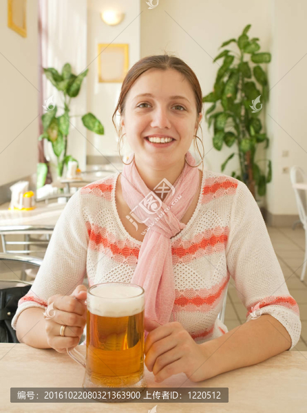 女人和啤酒