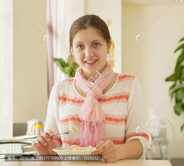 女孩吃午飯