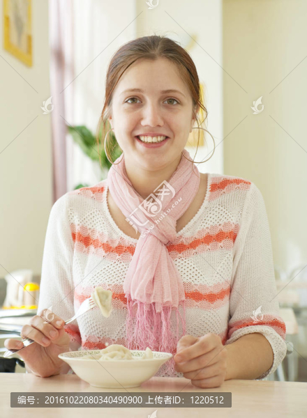 女孩吃餃子