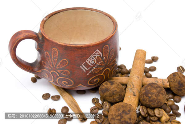 白色背景上的杯子和咖啡豆