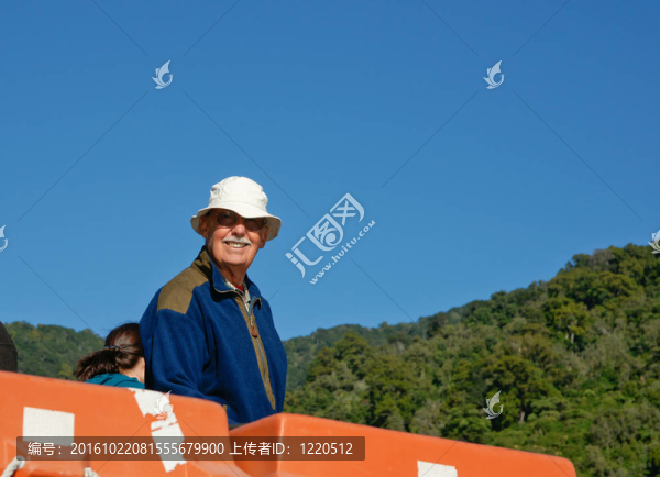 游客乘船觀賞風(fēng)景。