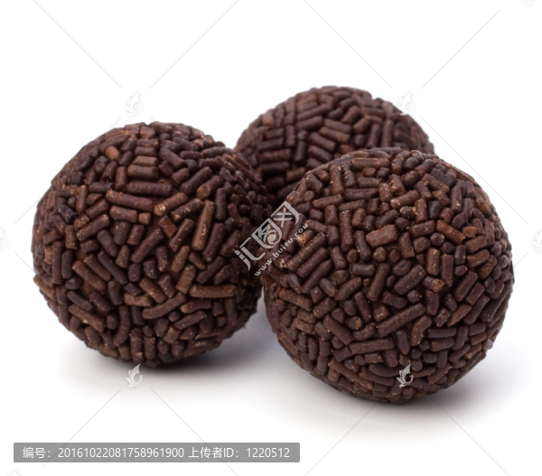果仁巧克力孤立在白色背景