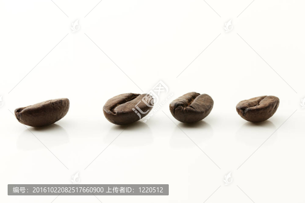 四咖啡豆在白色背景的特寫
