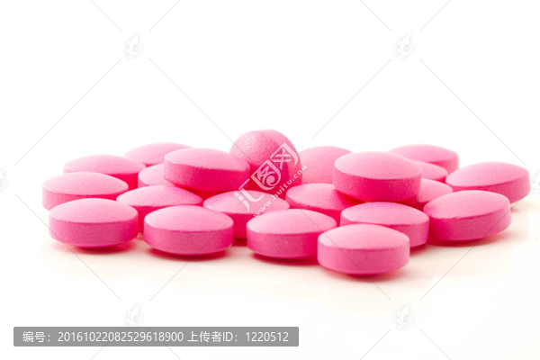 在白色背景的一些粉紅色的止痛丸