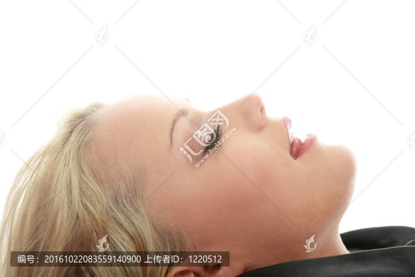 穿皮夾克的年輕女子