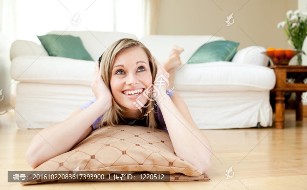 快樂女人躺在地板上聽音樂