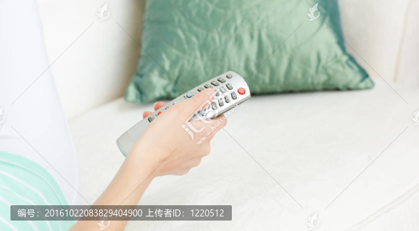 cllose了白人婦女抱著一個(gè)遠(yuǎn)程