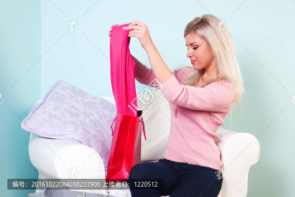 女人看著剛買的新衣服