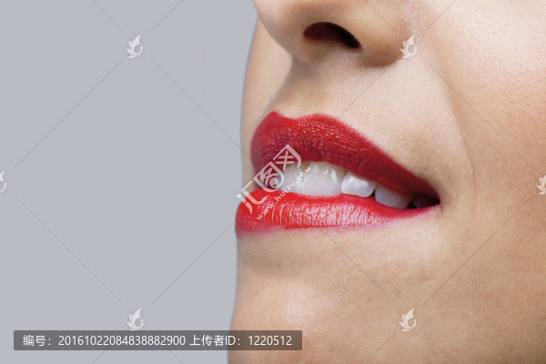 接近女人咬她的紅唇