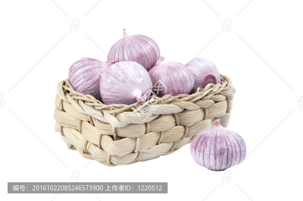 在一個(gè)柳條筐幾個(gè)大蒜