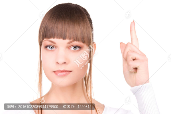 女人用手指向上