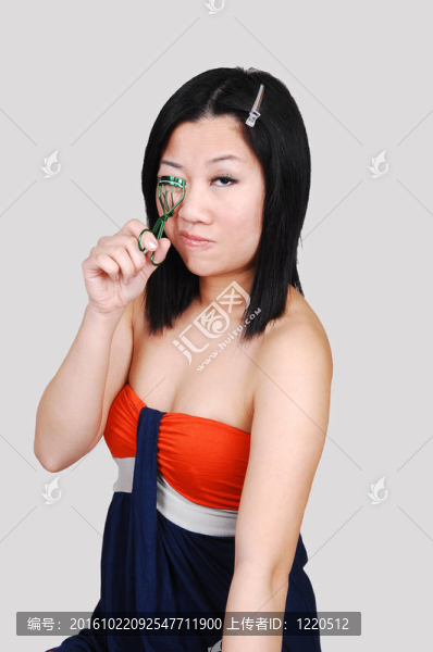 中國(guó)女孩做睫毛。
