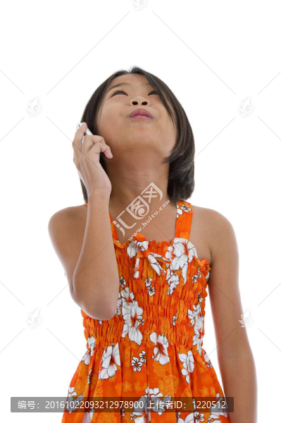 女孩用手機仰視