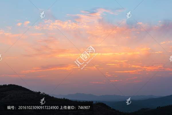 傍晚天空和山