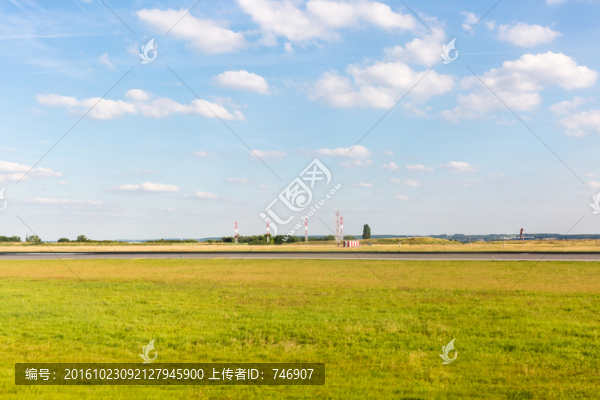 機(jī)場(chǎng)草地