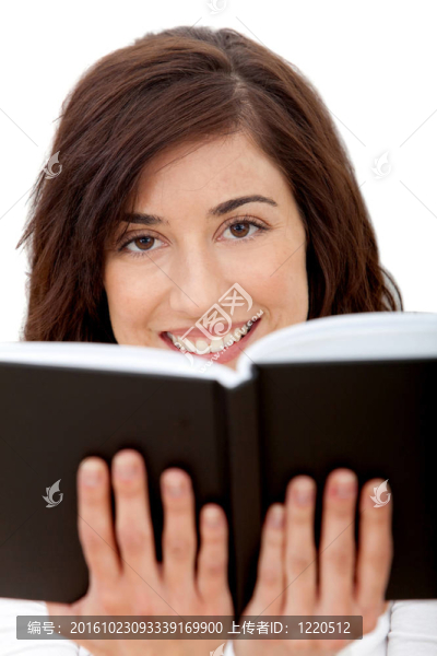 拿著書的女人
