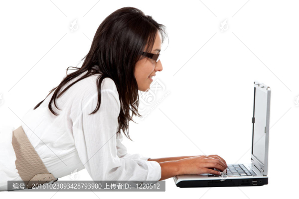 工作在筆記本電腦上的女人