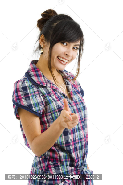 用手指指著女人