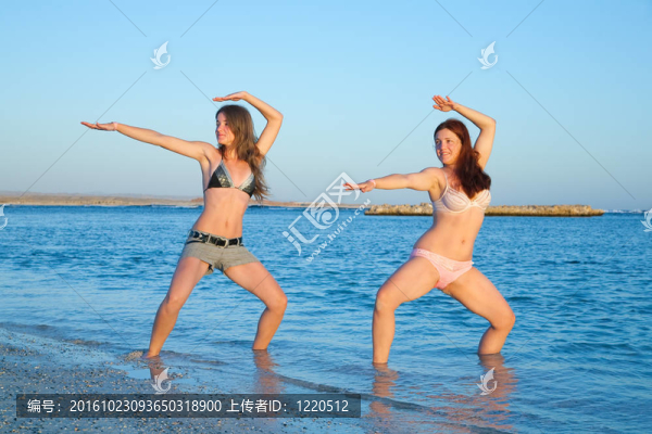日出時(shí)練瑜伽的女孩