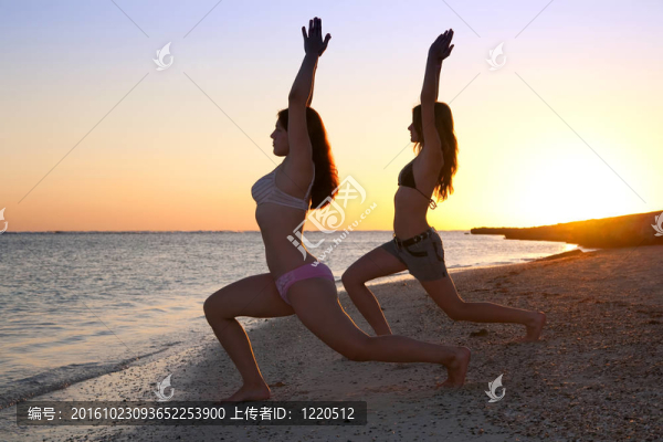 女孩做瑜伽反對日落