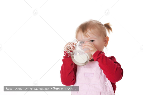 小女孩喝牛奶