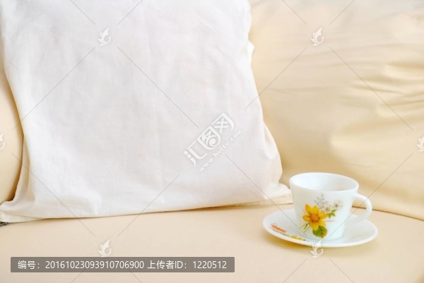 杯子在沙發(fā)特寫