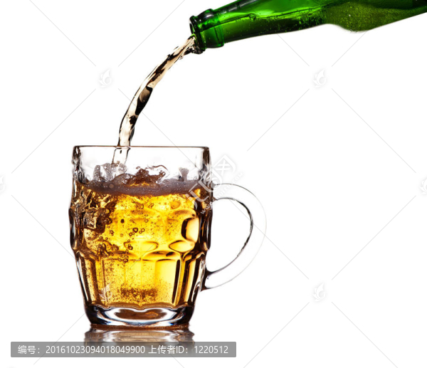 白色背景的品脫啤酒