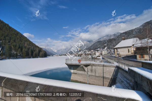 在白云石山脈的雪；意大利