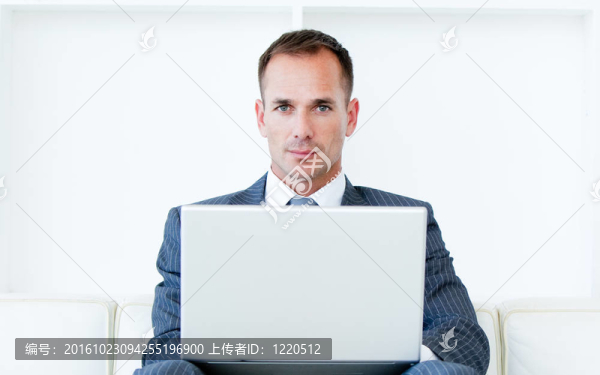自信的商人沖浪