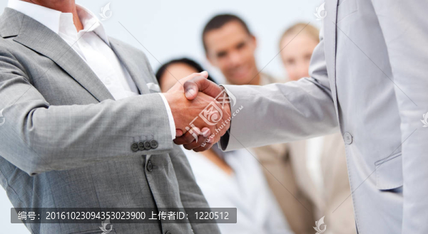 商人在同事面前握手