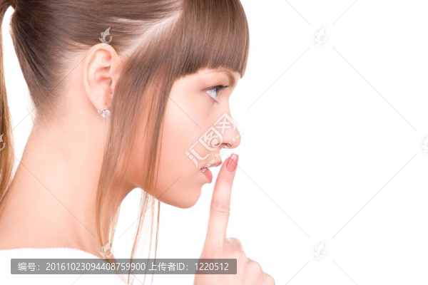 手指在嘴唇