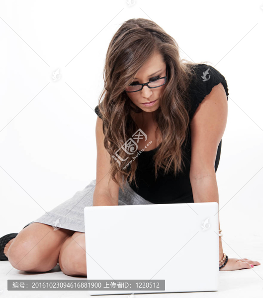 年輕女性在筆記本電腦上工作