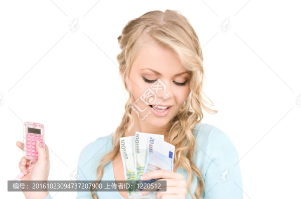 快樂的女人用計算器和錢